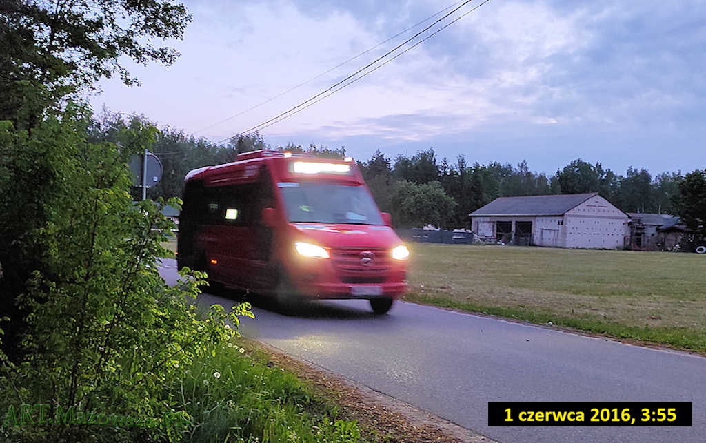 Światła dziwne, bo dochodzi czwarta nad ranem, jeszcze szarawo. Ale bus jest najpierwszy tutaj. 